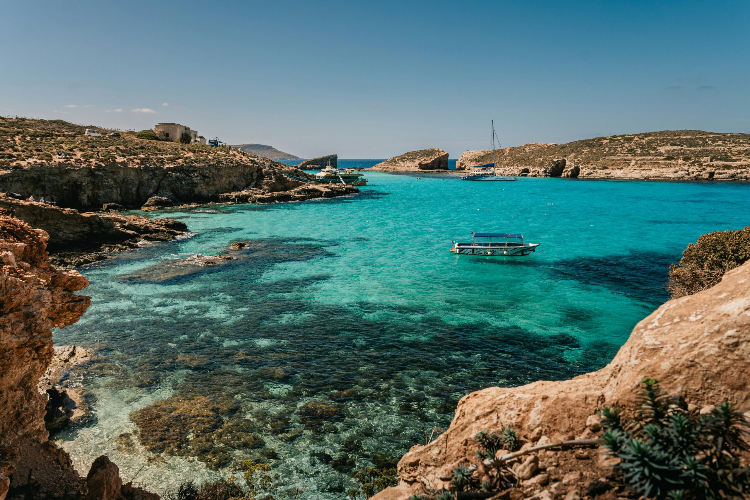 Aguas turquesa de la laguna azul de Comino en Malta